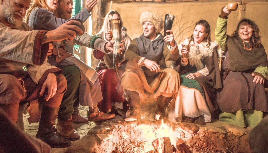 Festin de la fête de Yule : Vikings partageant viande et hydromel dans une halle