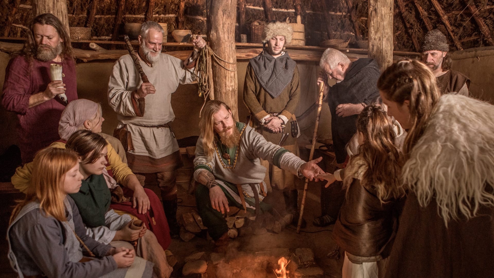 Rituel du jólablót : Vikings rassemblés sous une tente pendant la fête de Yule