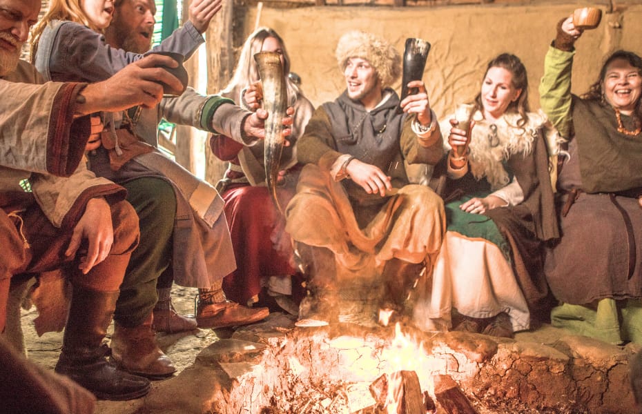 vikings qui font la fête devant un feu de camp