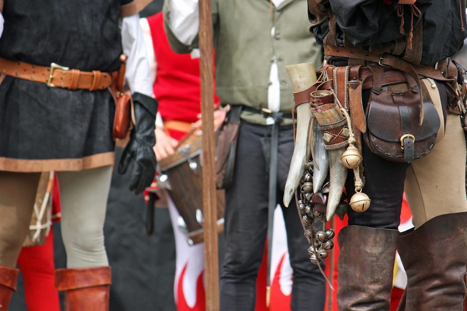 Des hommes arborant des tenues et des accessoires médiévaux