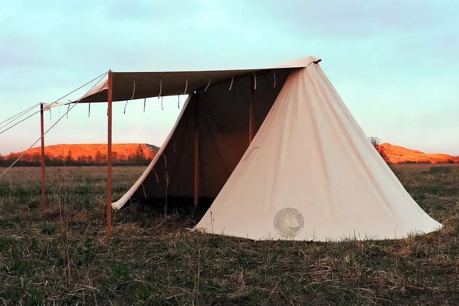 Tente saxonne viking plantée en plein air, dans un champ